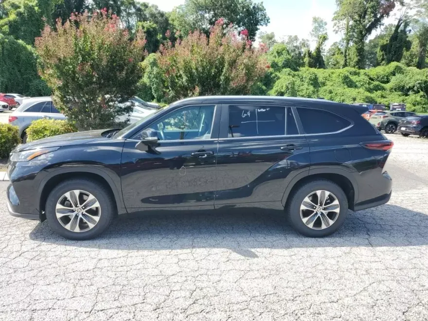 2024 Toyota Highlander XLE photo 1