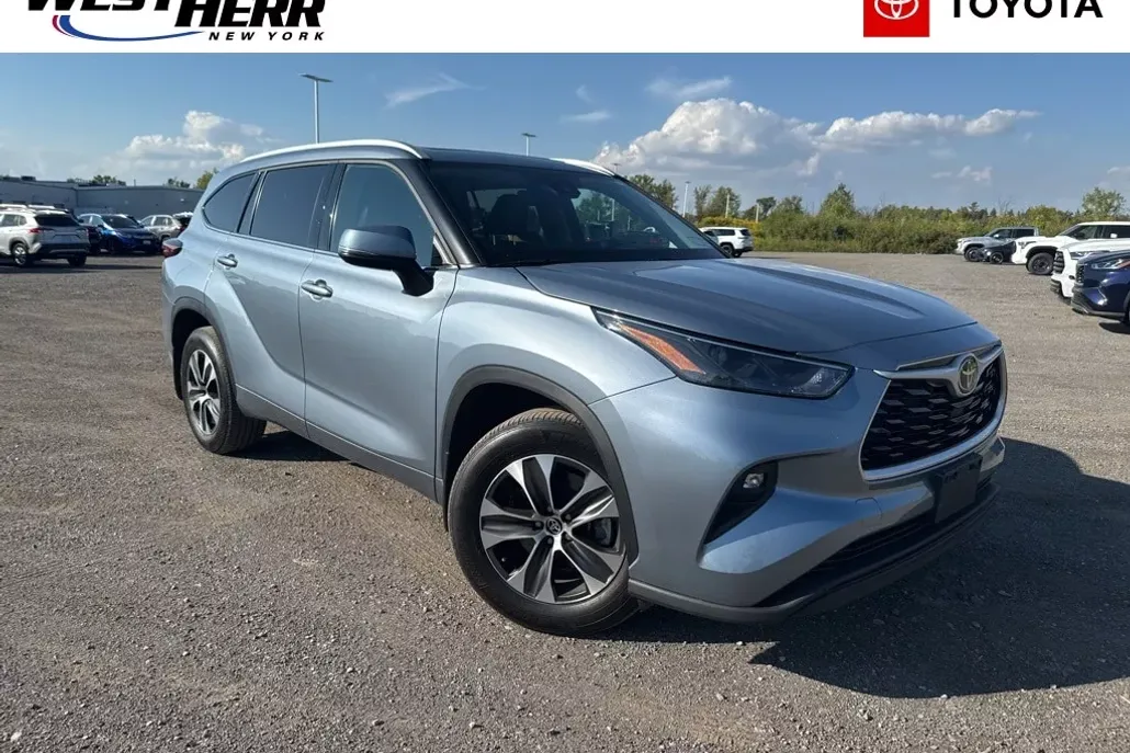 2022 Toyota Highlander XLE photo 1