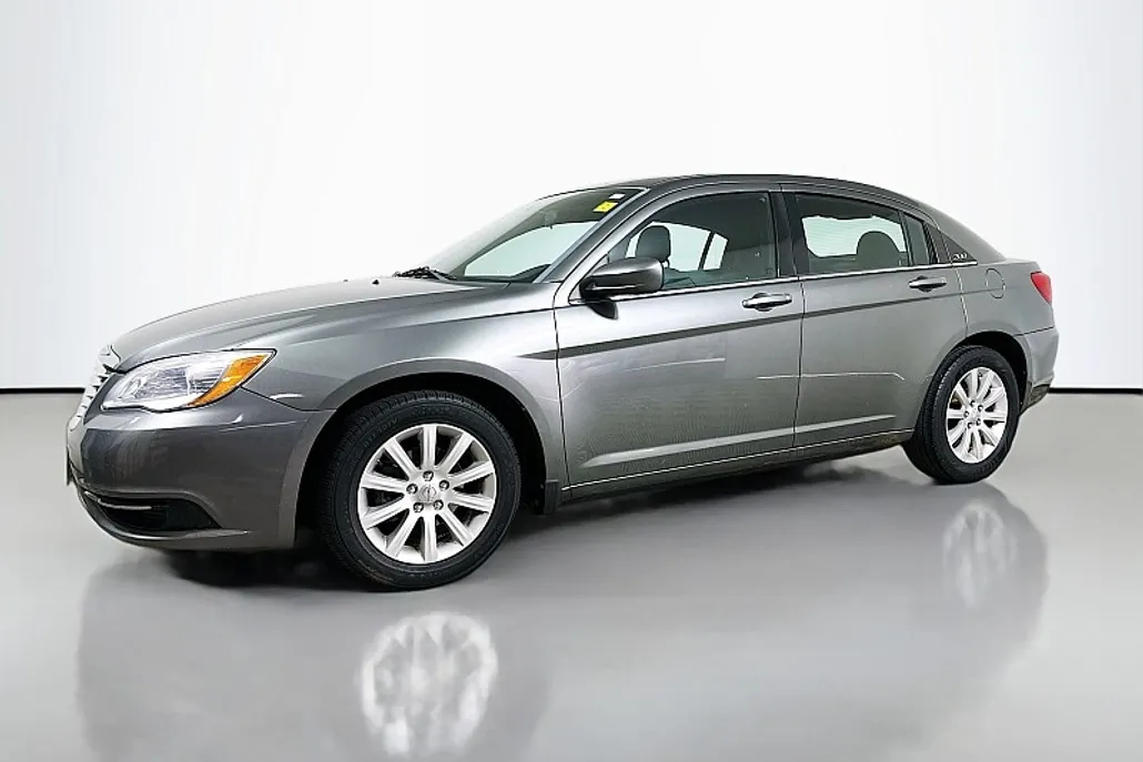 2013 Chrysler 200 Touring photo 1