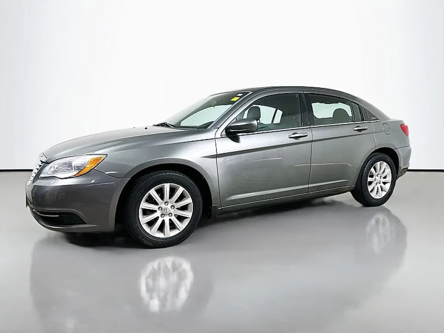 2013 Chrysler 200 Touring photo 1