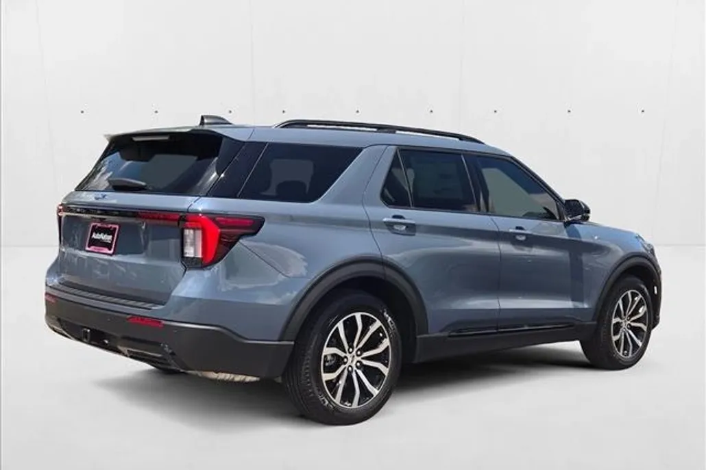 2025 Ford Explorer ST-Line photo 1