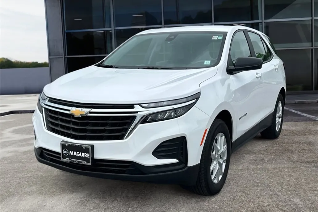 2023 Chevrolet Equinox LS photo 1
