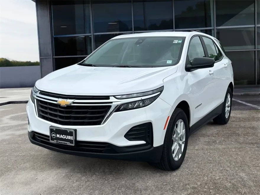 2023 Chevrolet Equinox LS photo 1
