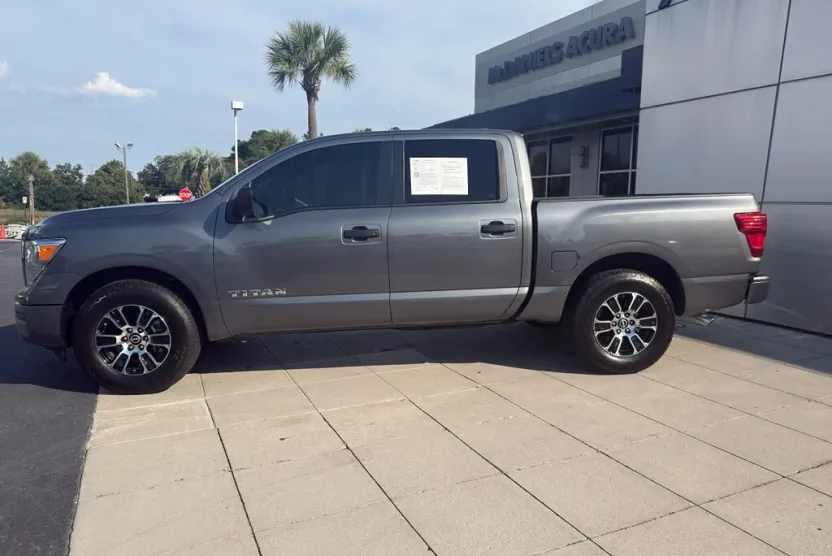 2023 Nissan Titan SV photo 1