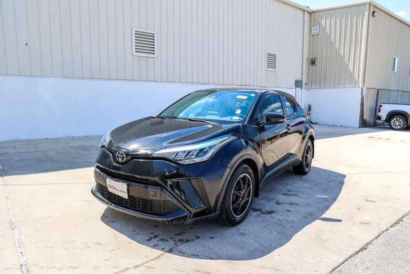 2021 Toyota C-HR LE photo 1