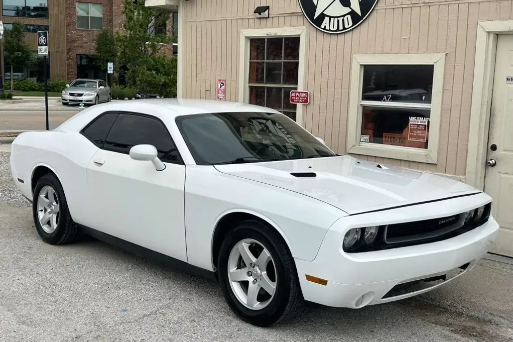 2011 Dodge Challenger SE photo 1