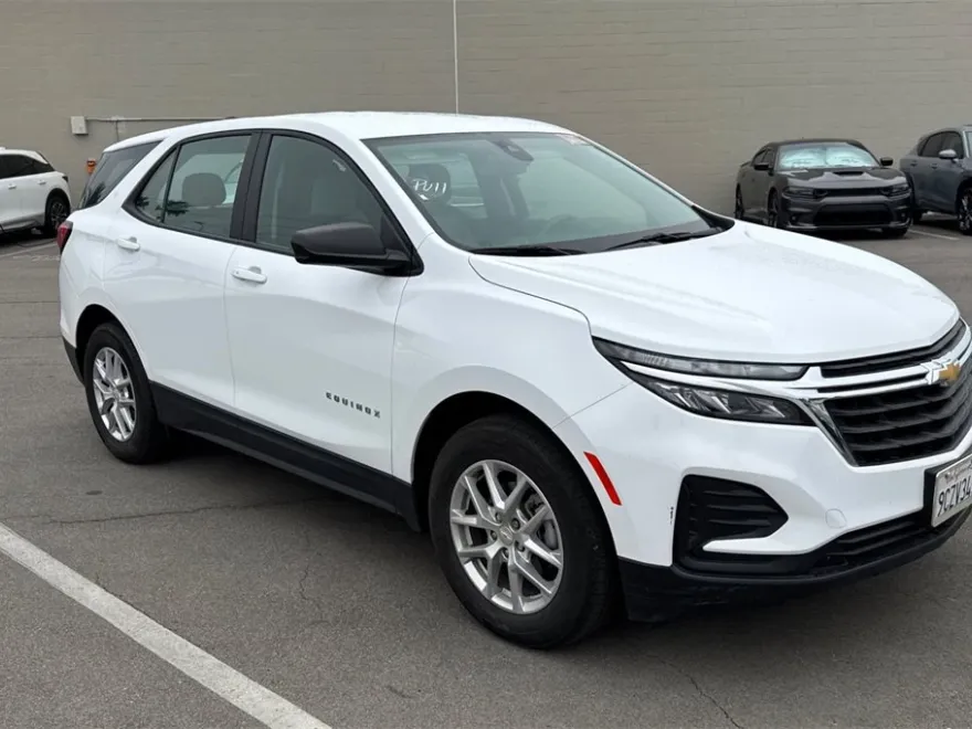 2022 Chevrolet Equinox LS photo 1