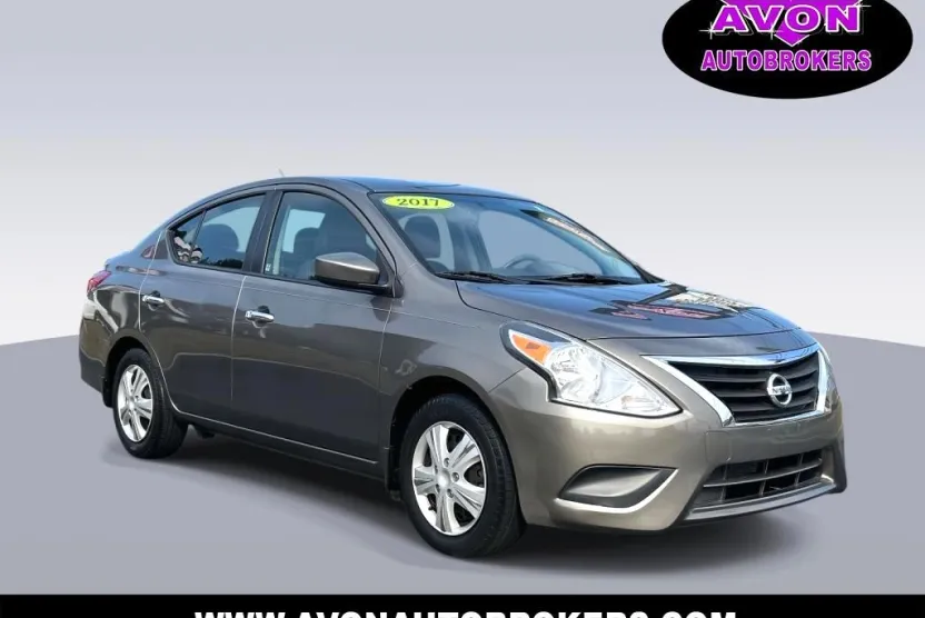 2017 Nissan Versa SV photo 1