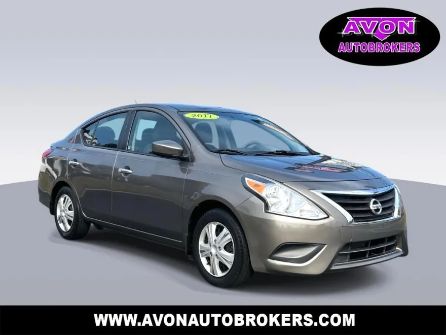 2017 Nissan Versa SV photo 1