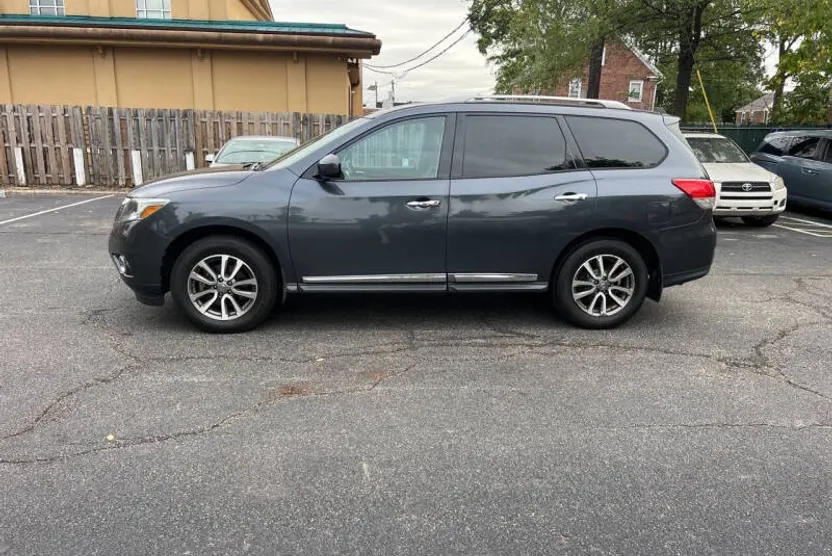 2013 Nissan Pathfinder SL photo 1