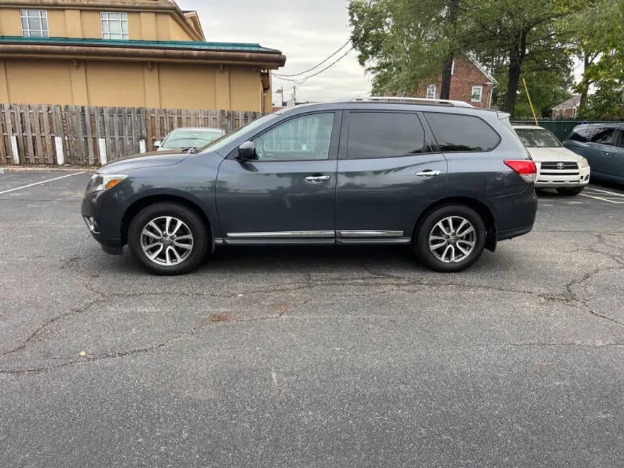 2013 Nissan Pathfinder SL photo 1