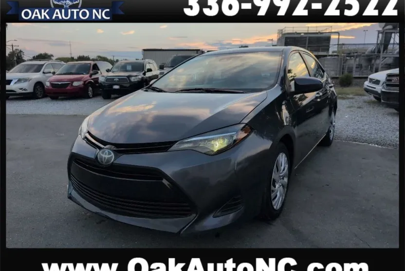 2019 Toyota Corolla LE photo 1