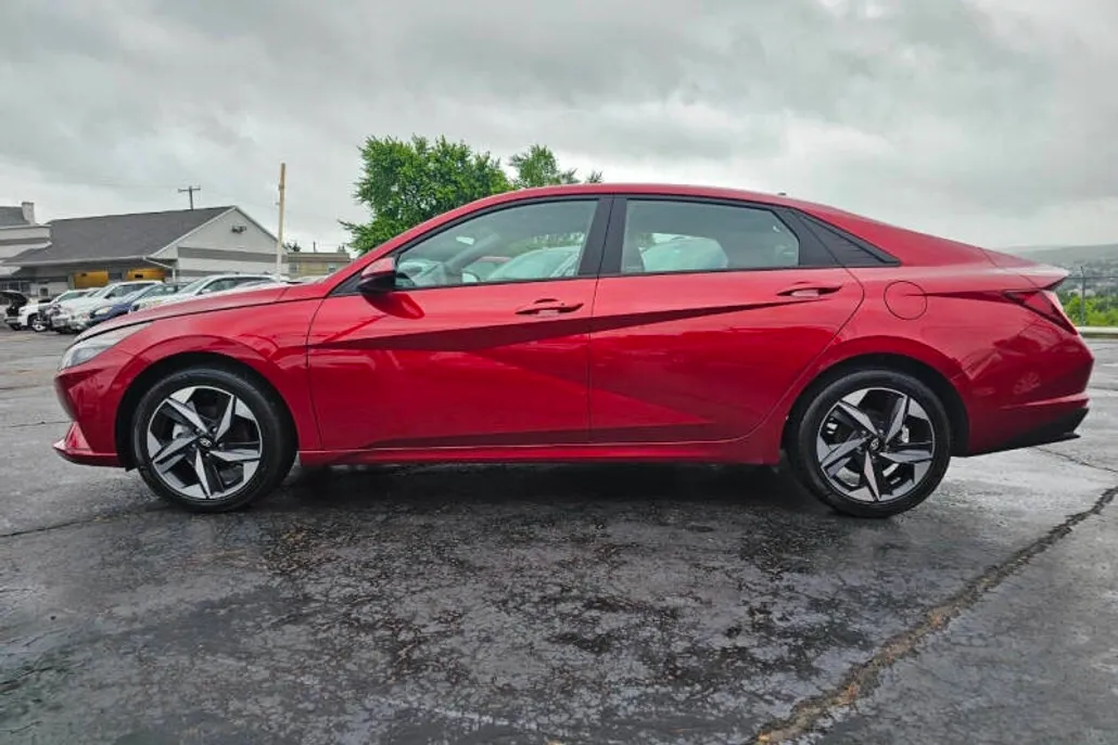 2023 Hyundai Elantra SEL photo 1