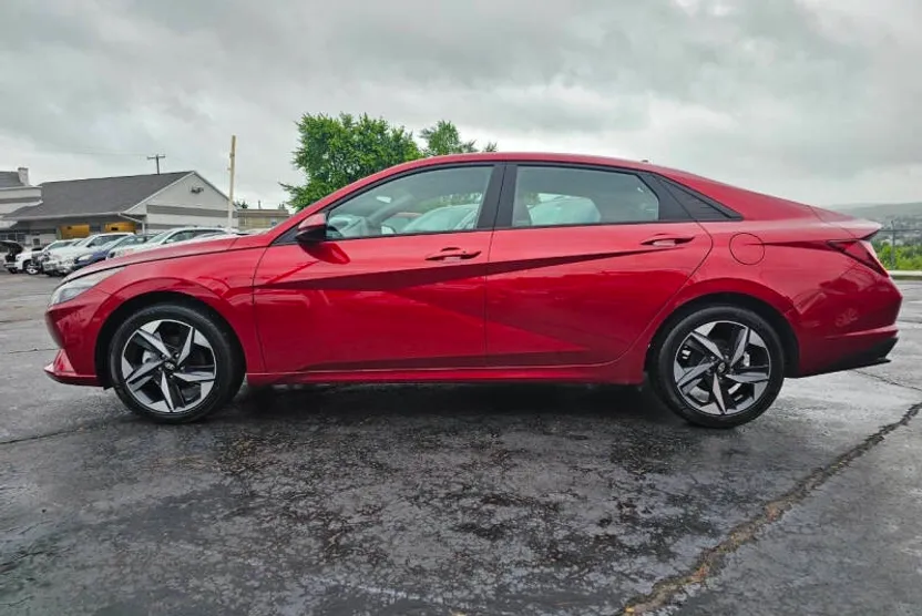 2023 Hyundai Elantra SEL photo 1