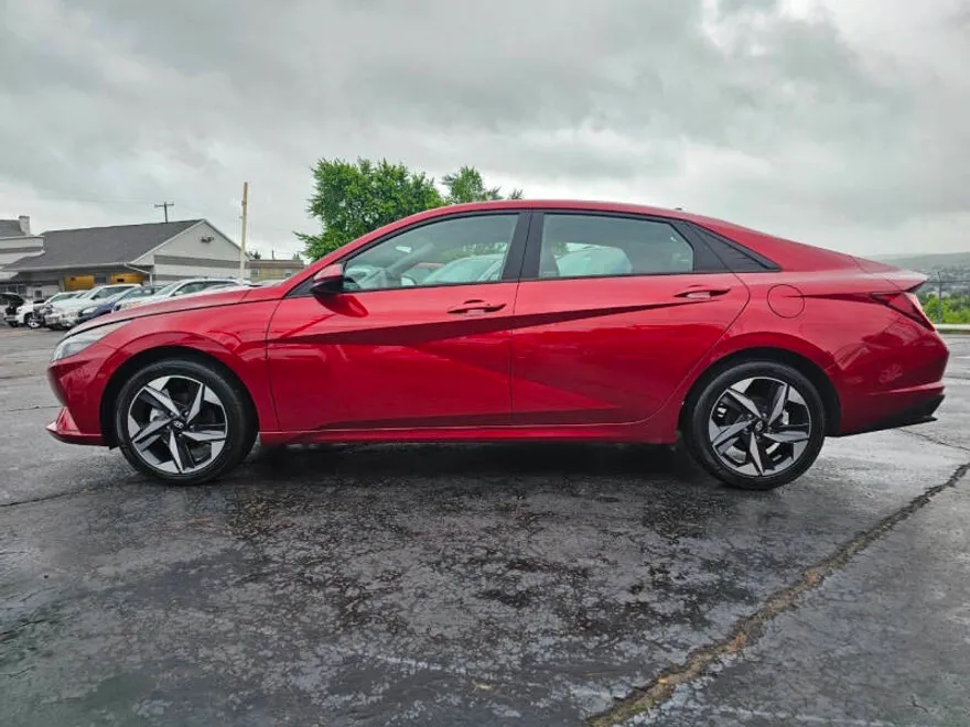 2023 Hyundai Elantra SEL photo 1