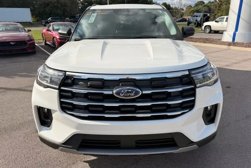 2025 Ford Explorer photo 1