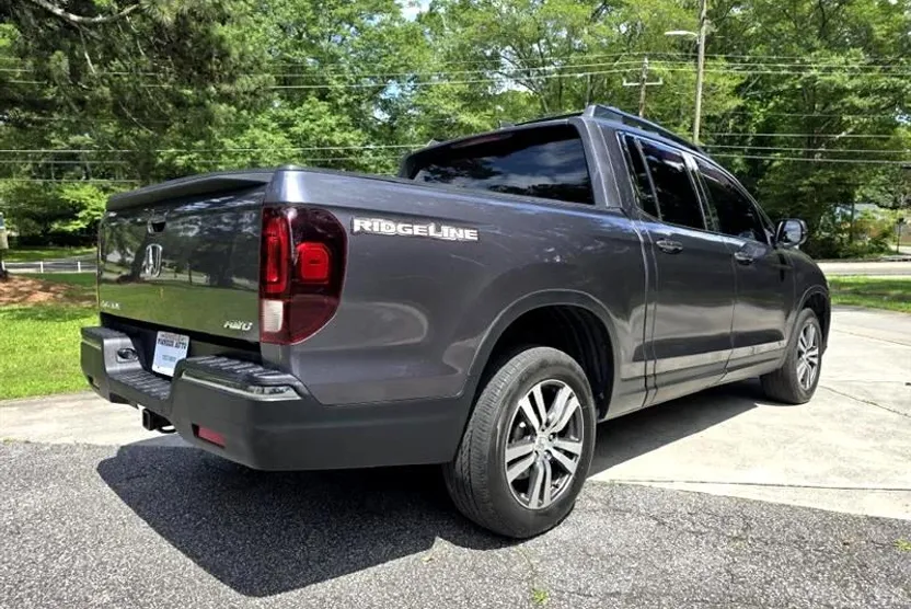 2017 Honda Ridgeline photo 1