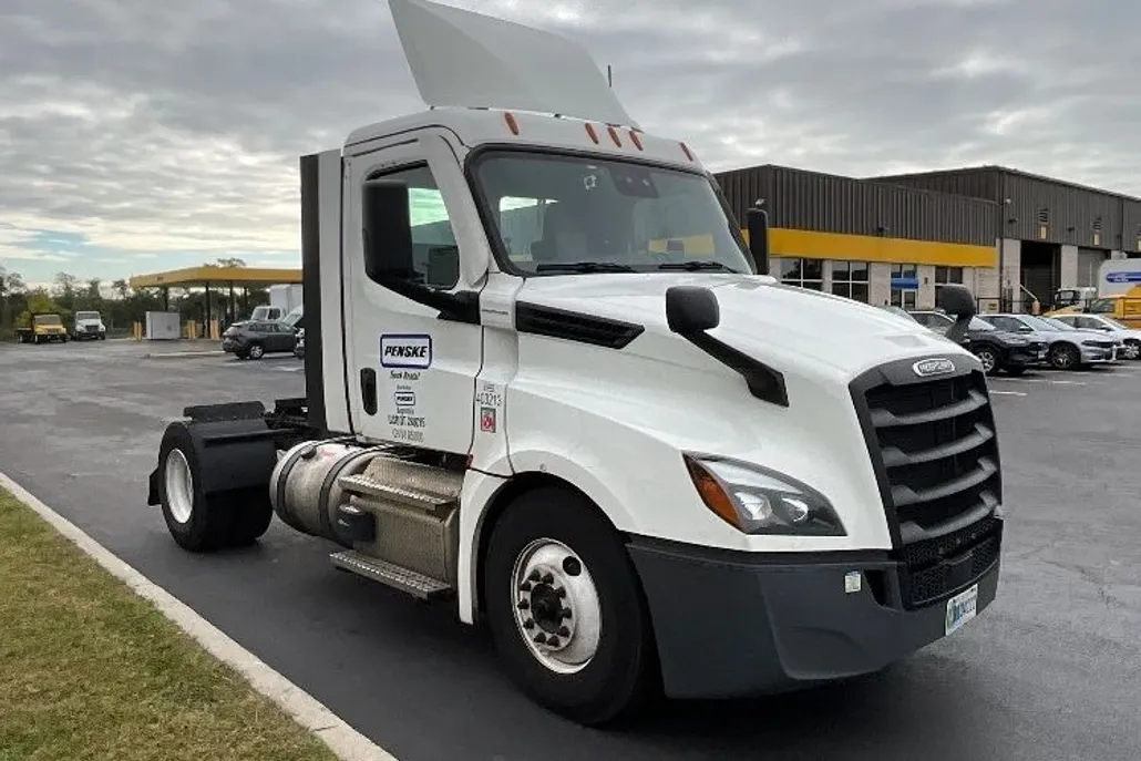 2022 Freightliner Cascadia 126" Day cab photo 1