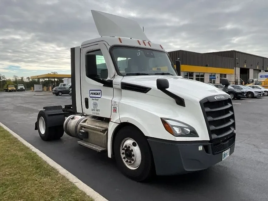 2022 Freightliner Cascadia 126" Day cab photo 1