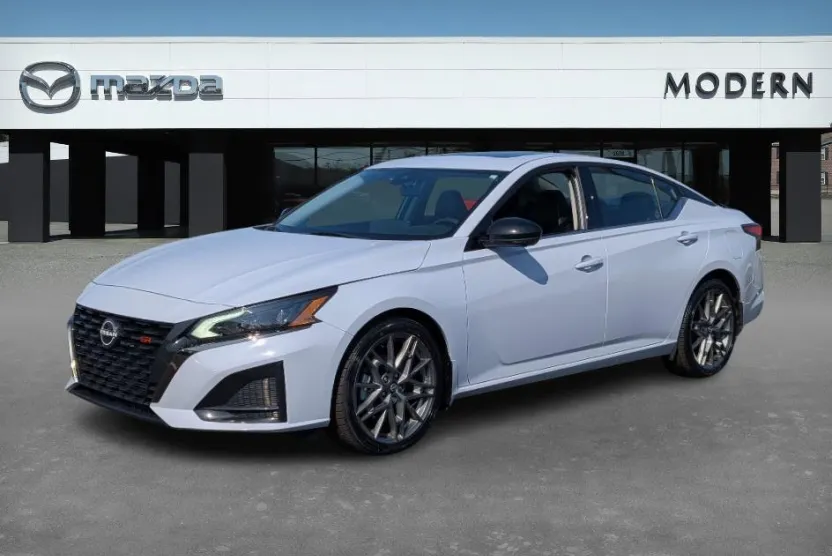 2023 Nissan Altima SR photo 1