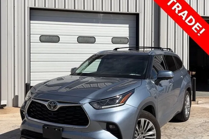 2024 Toyota Highlander LE photo 1