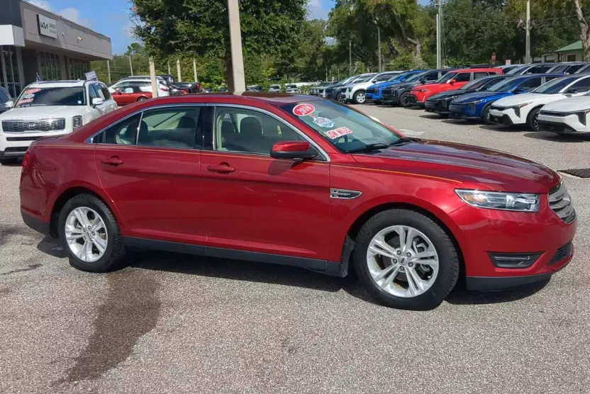 2016 Ford Taurus SEL photo 1