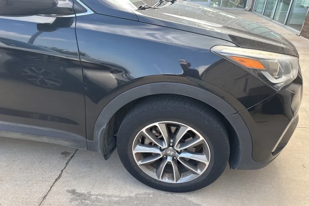 2017 Hyundai Santa Fe SE photo 1