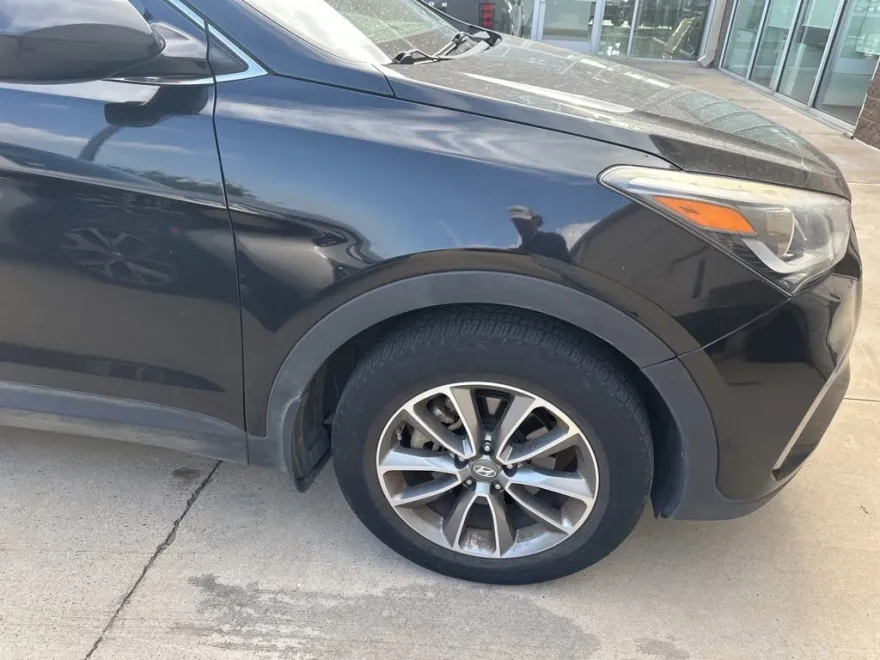 2017 Hyundai Santa Fe SE photo 1
