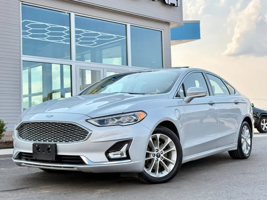 2019 Ford Fusion Energi Titanium photo 1