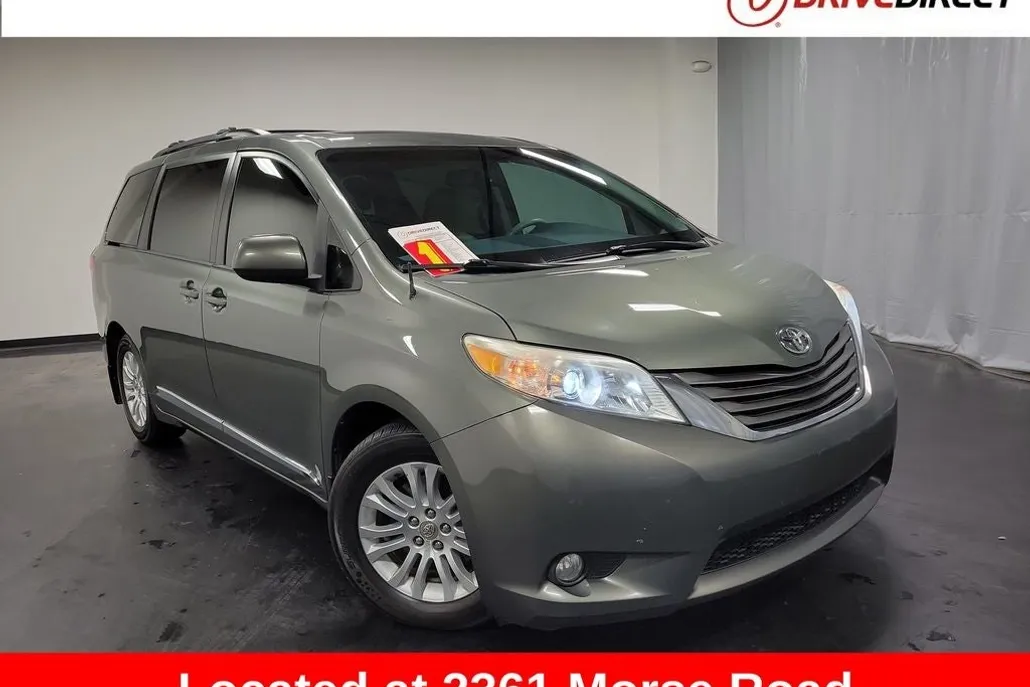 2013 Toyota Sienna XLE photo 1