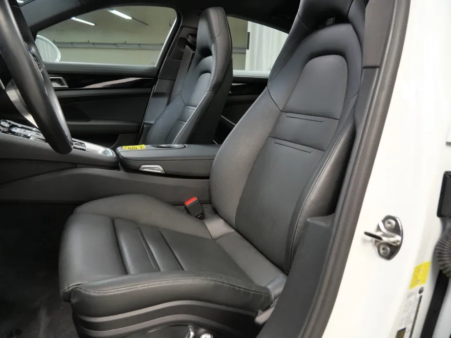 2019 Porsche Panamera 4 photo 1