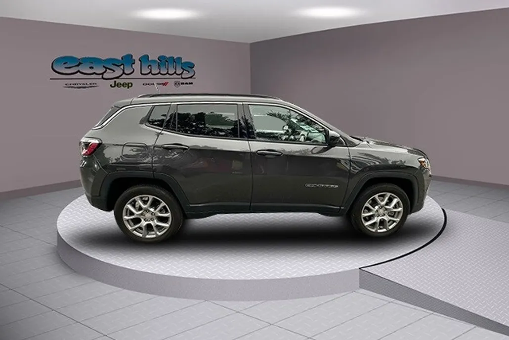 2024 Jeep Compass Latitude Lux photo 1