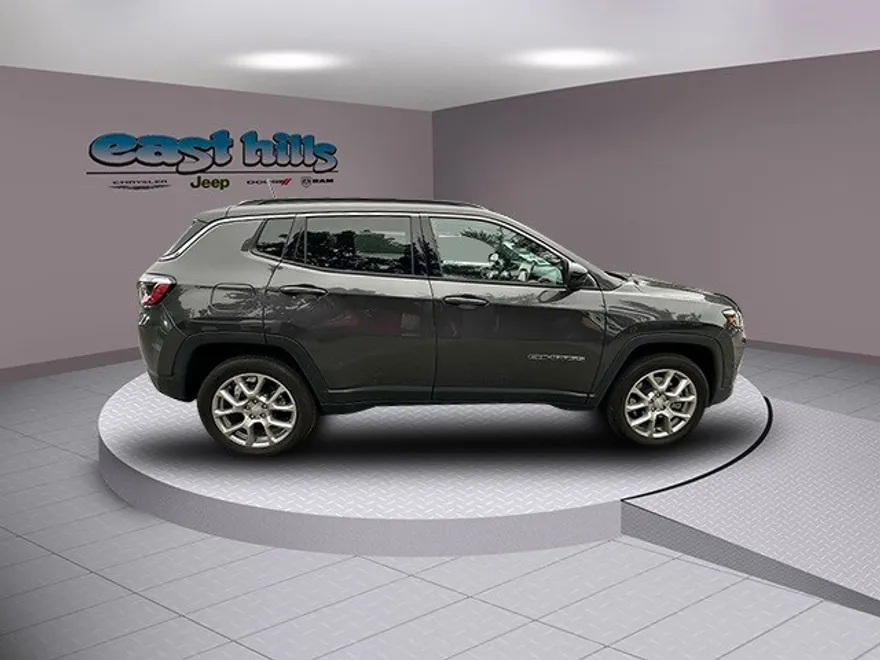 2024 Jeep Compass Latitude Lux photo 1