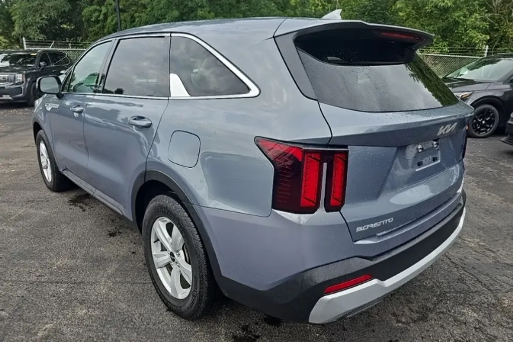 2024 Kia Sorento LX photo 1