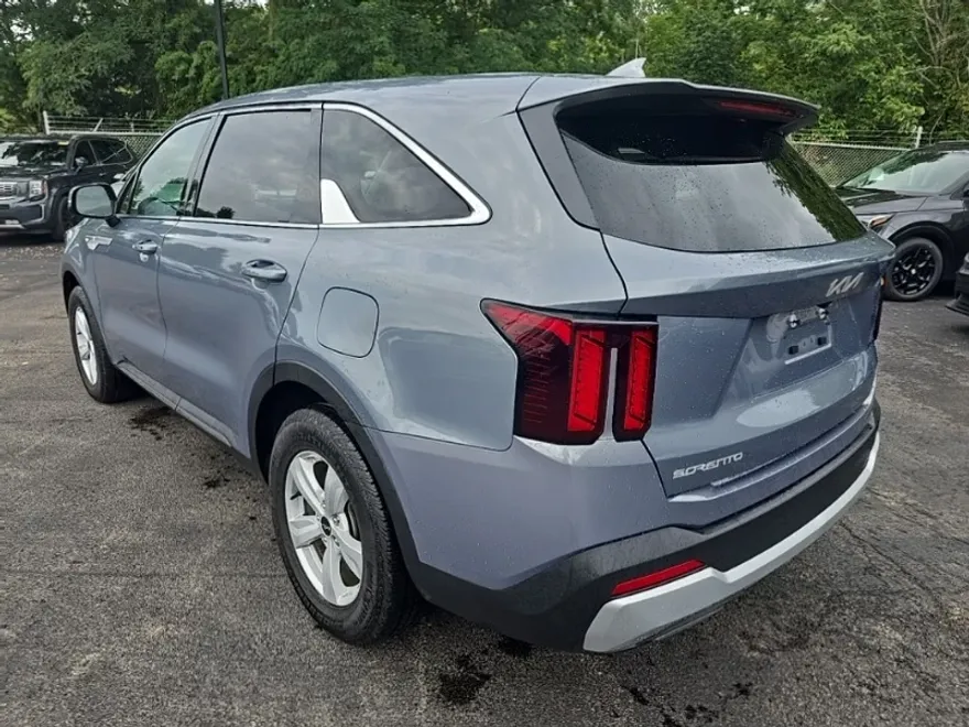 2024 Kia Sorento LX photo 1