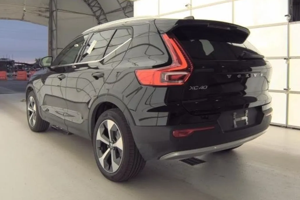 2025 Volvo XC40 Plus photo 1