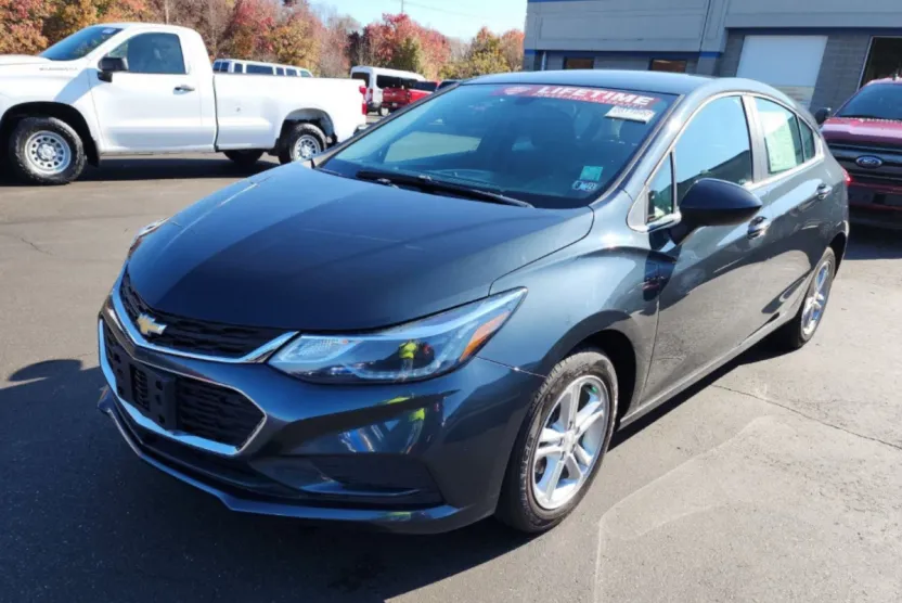 2018 Chevrolet Cruze LT photo 1