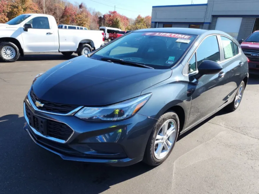 2018 Chevrolet Cruze LT photo 1
