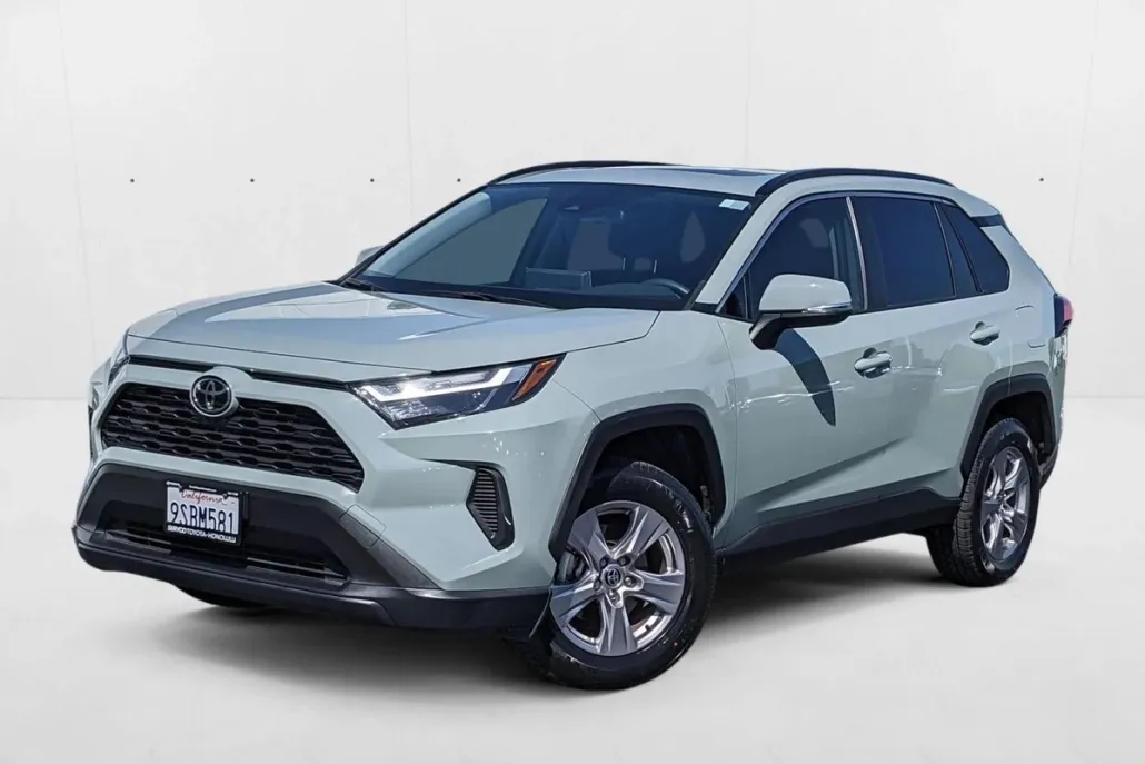 2022 Toyota RAV4 XLE photo 1