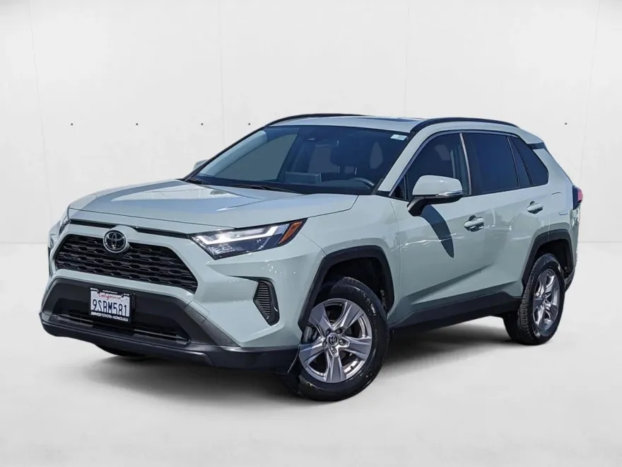 2022 Toyota RAV4 XLE photo 1
