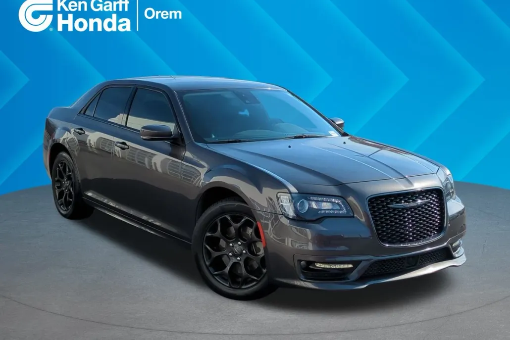 2021 Chrysler 300 Touring L photo 1