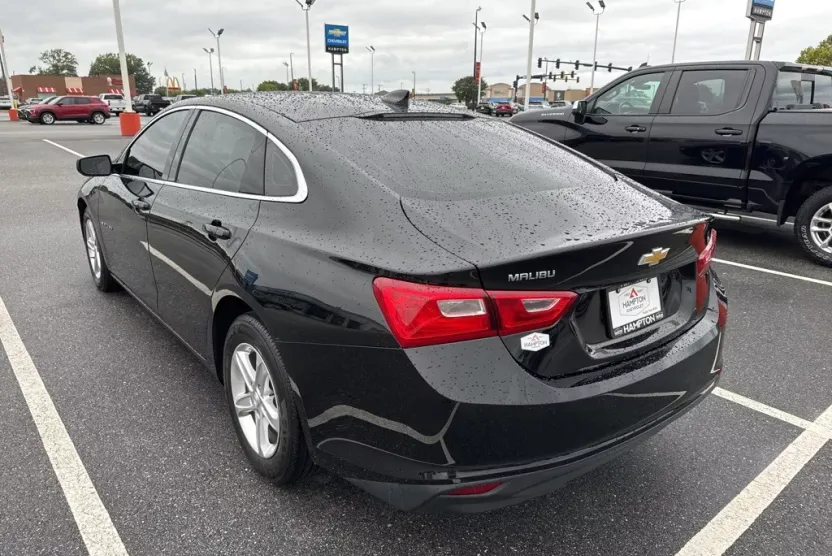 2022 Chevrolet Malibu LS photo 1
