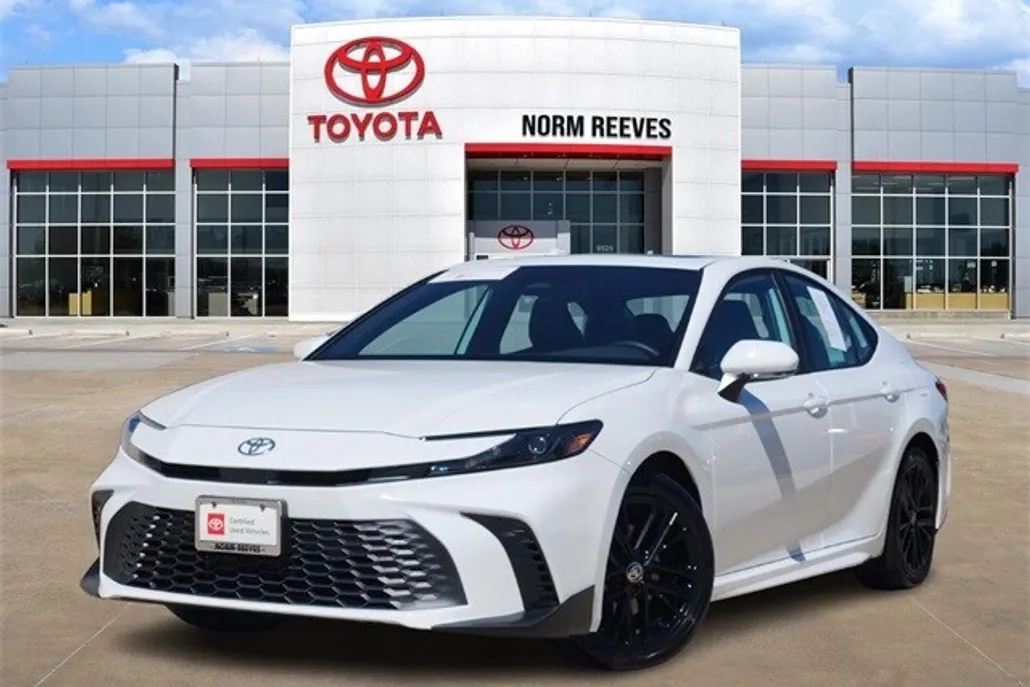 2025 Toyota Camry SE photo 1