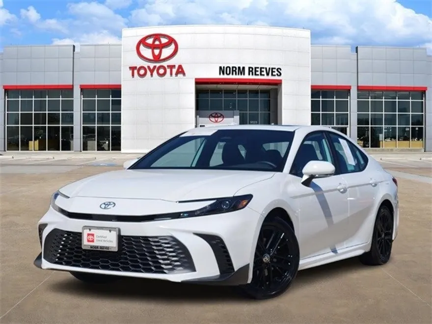 2025 Toyota Camry SE photo 1