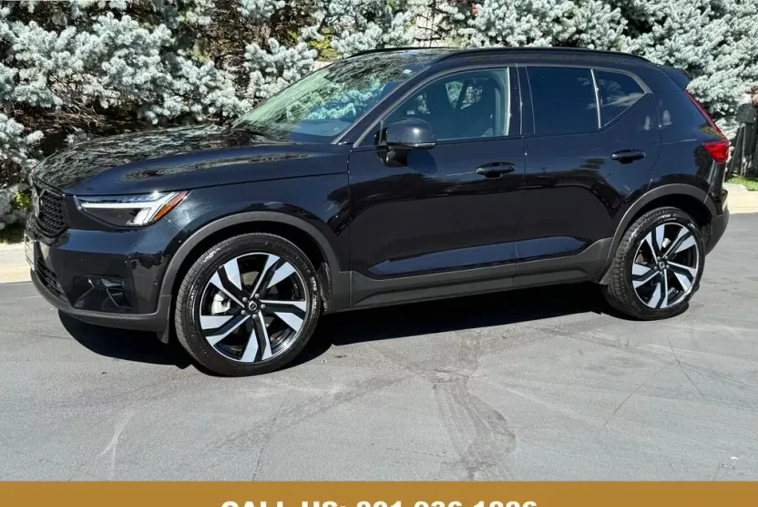 2025 Volvo XC40 Plus photo 1