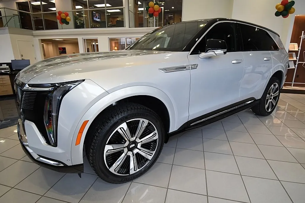 2025 Cadillac Escalade IQ Luxury photo 1