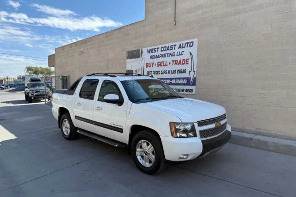 2012 Chevrolet Avalanche LT photo 1