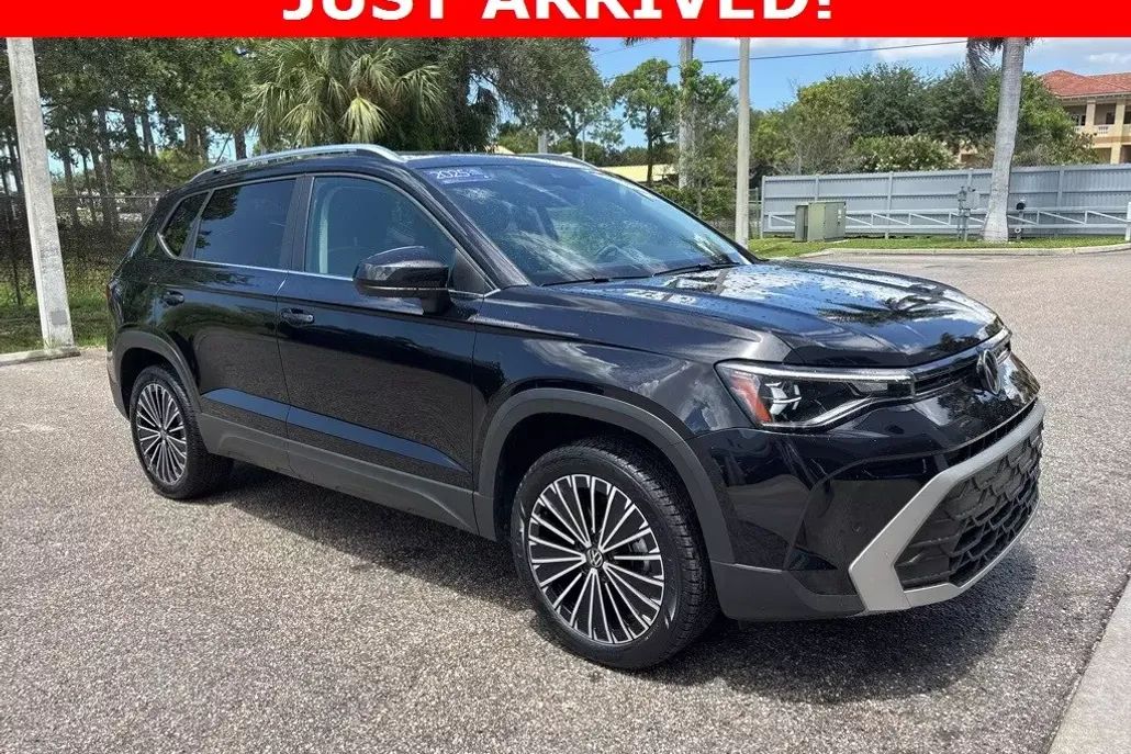 2025 Volkswagen Taos SE photo 1