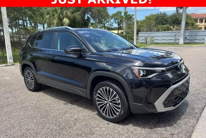 2025 Volkswagen Taos SE photo 1