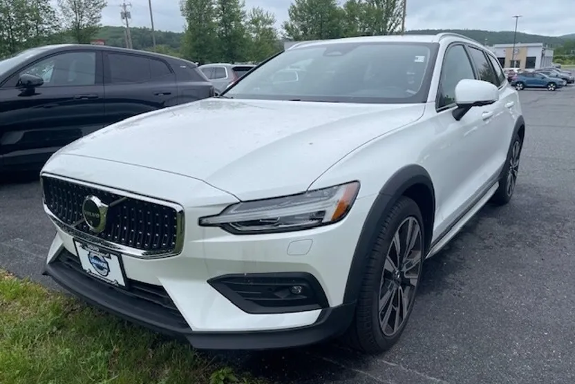 2025 Volvo V60 Cross Country B5 photo 1